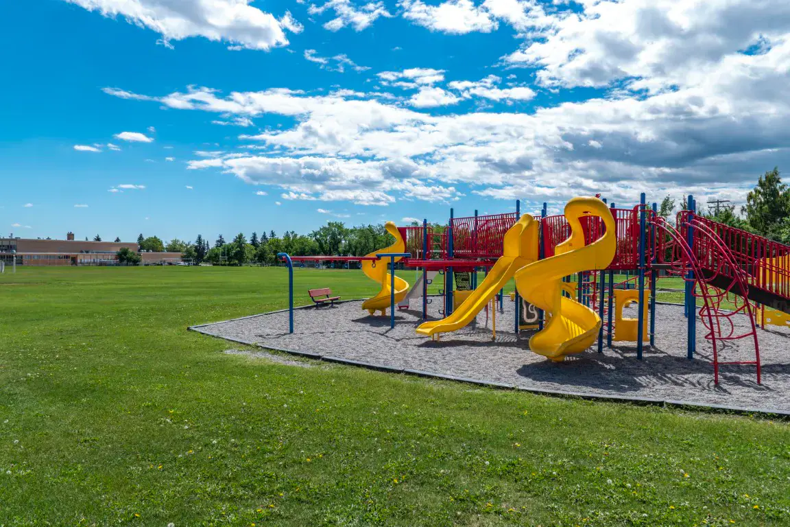 Chinook Park property and community context